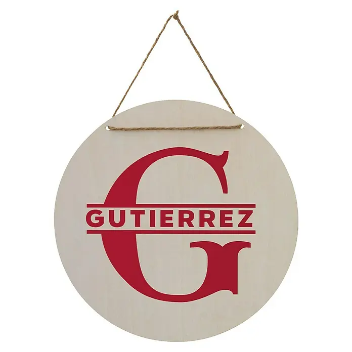 Cricut Joy Xtra Vinylfolie Smart Permanent - 1 Stk., Rot, 24,1 x 91,4 cm - Personalisierter runder Türhänger mit dem Nachnamen Gutierrez und einem großen roten G, aufgehängt an einem rustikalen Seil.