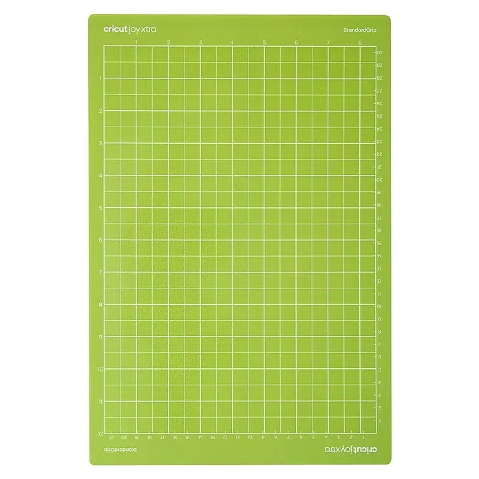 Cricut Joy Xtra Schneidematte StandardGrip - Grün, L x B: 30,5 x 21,6 cm, Passend für: Cricut Joy Xtra™ - Nahaufnahme einer hellgrünen Cricut Joy Xtra Schneidematte mit einem Rastermuster, das das präzise Zuschneiden von Materialien erleichtert.