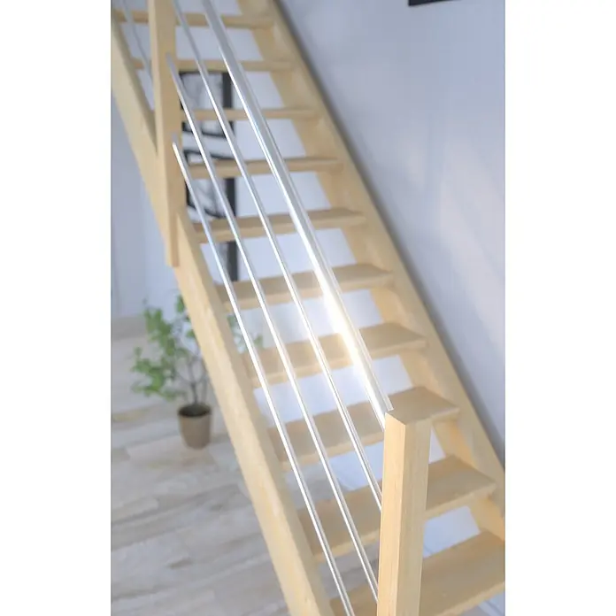 Starwood Raumspartreppe Korfu - Breite: 80 cm, Fichte, Geschosshöhe: 300 cm, Gerade, Montageseite Geländer: Rechts, Geländer Holz/Edelstahl, Mit Setzstufen - Eine Treppe mit hellen Holzstufen und silbernen Geländerstäben, die ein modernes und offenes Design zeigt.