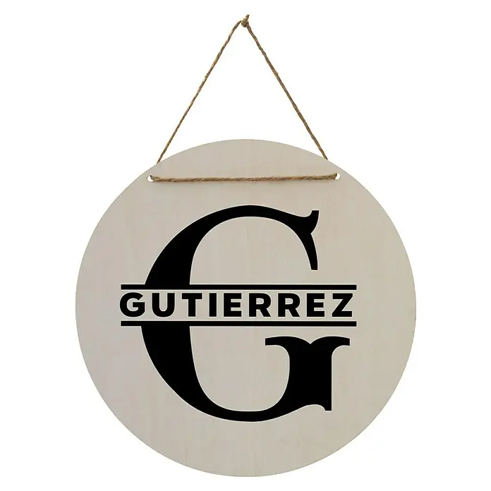 Cricut Joy Xtra Vinylfolie Smart Permanent - 3 -tlg., Elegance, 24,1 x 30,5 cm - Runder personalisierter Türhänger aus Holz mit dem Nachnamen Gutierrez, verziert mit einem großen schwarzen "G" und einer rustikalen Kordelaufhängung.