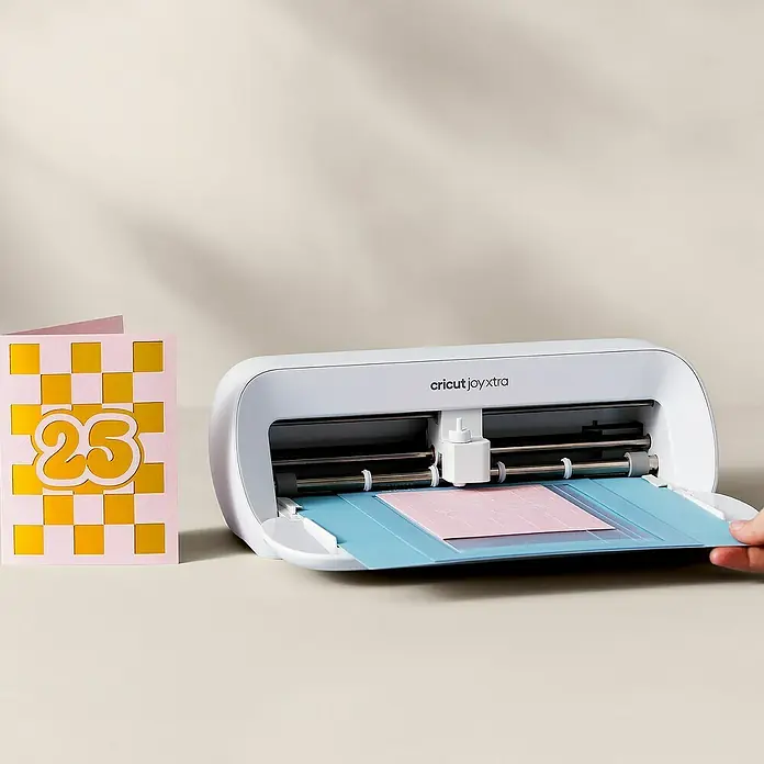 Cricut Joy Xtra Schneidematte Card Mat - L x B: 16,8 x 12 cm, Passend für: Cricut Karten - Nahaufnahme eines Cricut Joy Xtra DIY-Plotters beim Erstellen einer farbenfrohen Geburtstags-Grußkarte.