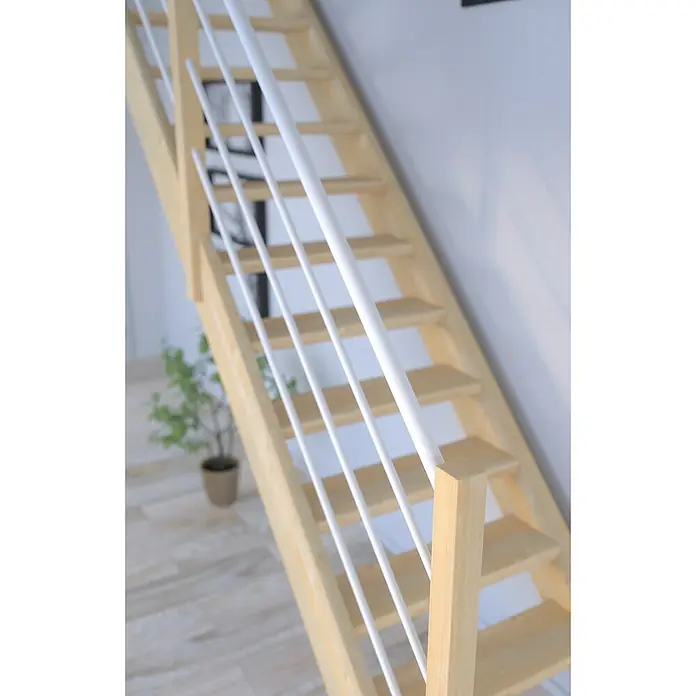 Starwood Raumspartreppe Korfu - Breite: 80 cm, Fichte, Geschosshöhe: 300 cm, Gerade, Montageseite Geländer: Links, Geländer Holz/Edelstahl weiß, Mit Setzstufen - Detailaufnahme einer hellen Holztreppe mit weißem Geländer. Das schlichte Design und die natürliche Farbgebung passen perfekt in moderne Wohnräume.
