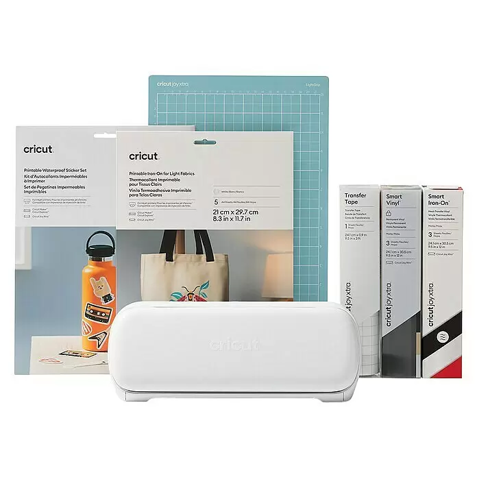 Cricut Joy Xtra Schneideplotter Starter Bundle - Weiß, Bluetooth, Schnittbreite: 21,6 cm, Schnittlänge: 1,2 m - Weiße Cricut Joy Xtra Maschine mit Bastelmaterialien wie Smart Vinyl, Iron-On, Stickerpapier, sowie personalisierte Wasserflasche und Tragetasche.