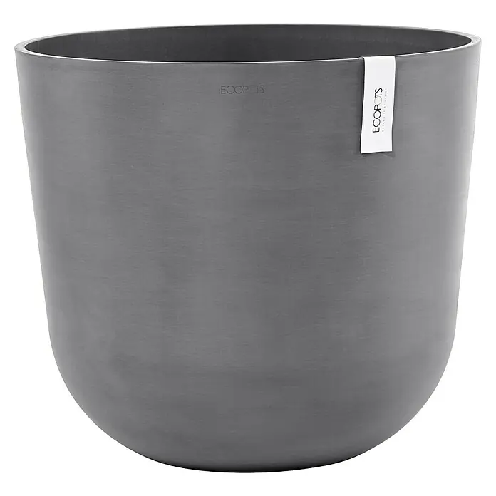 Ecopots Oslo Pflanztopf - Außenmaß (Ø x H): 55 x 48,5 cm, Kunststoff, Grau - Abbildung eines grauen ECOPOTS Pflanzgefäßes mit abgerundeter Form und einem weißen Etikett, das die Marke ECOPOTS zeigt, ideal für den Innen- und Außenbereich.