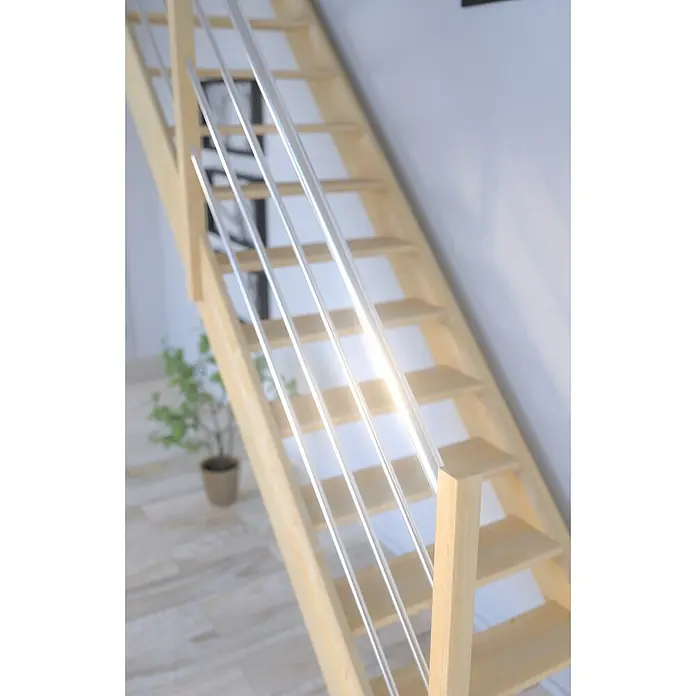 Starwood Raumspartreppe Fichte 3000 - Breite: 61 cm, Fichte, Material Handlauf: Edelstahl, Silber, Montageseite Geländer: Links, Geschosshöhe: 279,5 cm - Helle Holztreppe mit silberfarbenem Geländer, die in einem modernen Haus für einen stilvollen Aufgang sorgt.