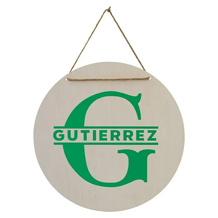 Cricut Joy Xtra Vinylfolie Smart Permanent - 3 -tlg., Summer, 24,1 x 30,5 cm - Holzschild mit dem Nachnamen Gutierrez und dem Buchstaben G in Grün, hängt an einer Schnur. Ideal zur Dekoration der Haustür oder als Geschenk.