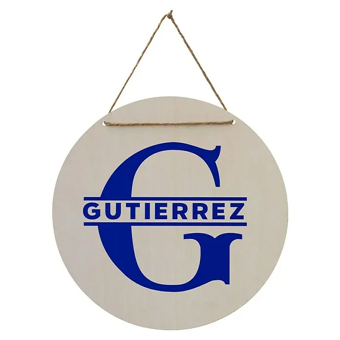 Cricut Joy Xtra Vinylfolie Smart Permanent - 3 -tlg., Pinwheel, 24,1 x 30,5 cm - Personalisiertes Gutierrez-Haustürschild mit großem, blauem "G" auf hellem Holz, ideal für die individuelle Gestaltung Ihres Eingangsbereichs.