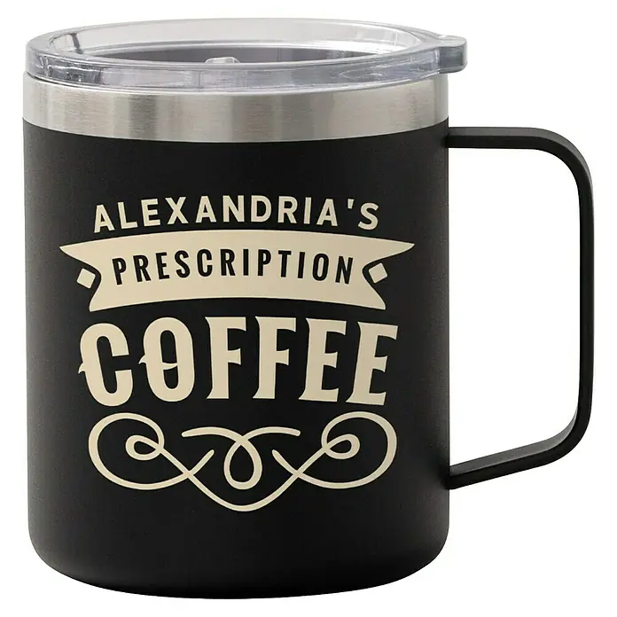 Cricut Joy Xtra Vinylfolie Smart Metallisch Permanent - 1 Stk., Champagne, 24,1 x 91,4 cm - Schwarze Kaffeetasse mit Deckel, verziert mit der Aufschrift "Alexandria's Prescription Coffee" und dekorativen Schnörkeln.