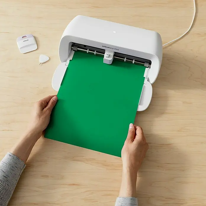 Cricut Joy Xtra Vinylfolie Smart Permanent - 3 -tlg., Summer, 24,1 x 30,5 cm - Nahaufnahme eines Cricut Joy Xtra Schneideplotters mit grünem Papier, ideal für kreative DIY-Projekte und personalisierte Designs.