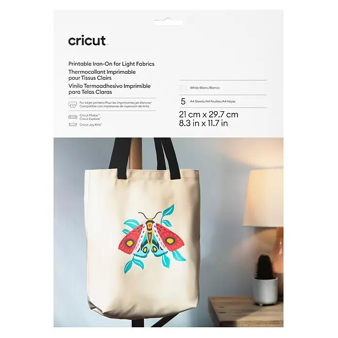 Cricut Aufbügelfolie Light Fabrics - 5 Stk., Weiß, L x B: 29,7 x 21 cm - Cricut bedruckbare Bügelfolie für helle Stoffe, 5 weiße A4-Blätter. Produktpaket und Tragetasche mit bunten Mottenmuster.