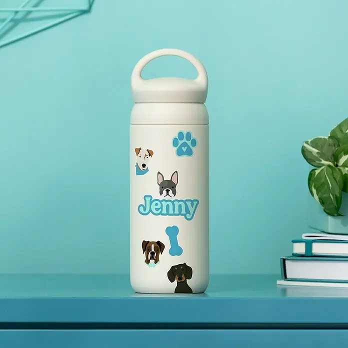 Cricut Aufkleber Set Bedruckbar und Wasserfest - 6 Stk., Weiß, 21 x 29,7 cm - Eine weiße Wasserflasche mit dem Namen Jenny und Hunde-Motiven, ideal für Tierliebhaber und personalisierte Geschenke.