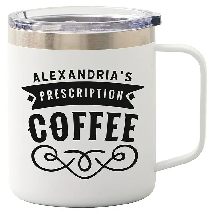 Cricut Joy Xtra Vinylfolie Smart Permanent - 3 -tlg., Elegance, 24,1 x 30,5 cm - Weiße Kaffeetasse mit der Aufschrift "Alexandria's Prescription Coffee" und einem dekorativen Schnörkelmuster.