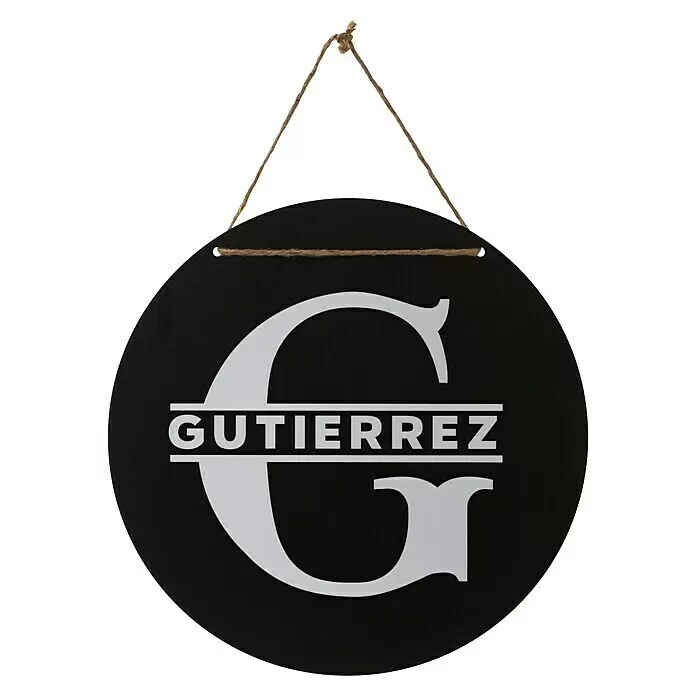 Cricut Joy Xtra Vinylfolie Smart Metallisch Permanent - 1 Stk., Silber, 24,1 x 91,4 cm - Schwarzes, rundes, personalisiertes Schild mit weißem Anfangsbuchstaben „G“ und „GUTIERREZ“-Text, an Jutekordel aufgehängt.