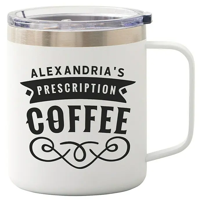 Cricut Joy Xtra Vinylfolie Smart Permanent - 3 -tlg., Classics, 24,1 x 30,5 cm - Weiße Tasse mit dem Aufdruck „Alexandria's Prescription Coffee“, ein ideales Geschenk für Kaffeeliebhaber, die Humor schätzen.