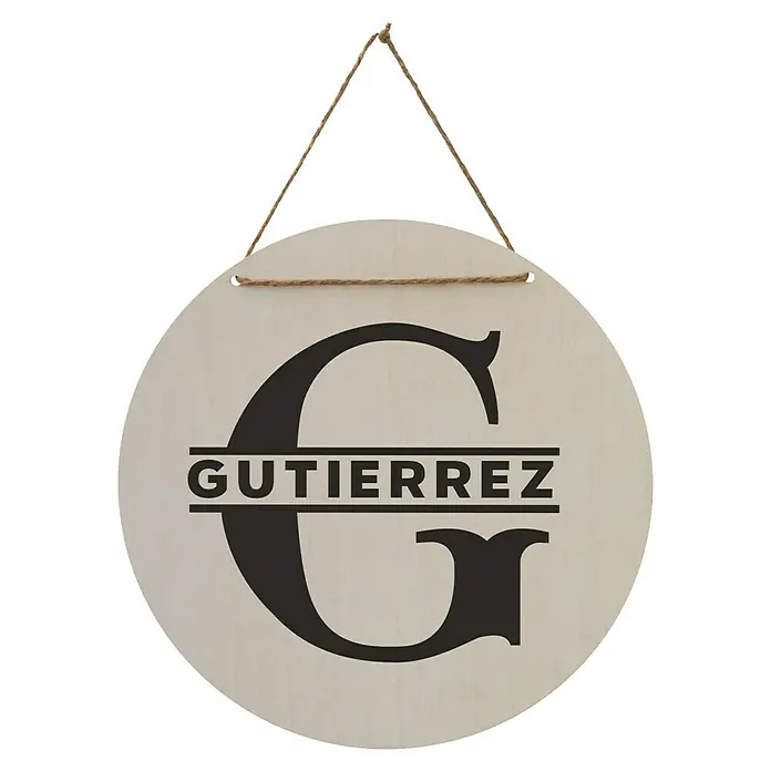 Cricut Joy Xtra Vinylfolie Smart Permanent - 3 -tlg., Classics, 24,1 x 30,5 cm - Personalisierter runder Türhänger mit dem Nachnamen "Gutierrez" und dem Buchstaben "G", aufgehängt an einer Kordel.
