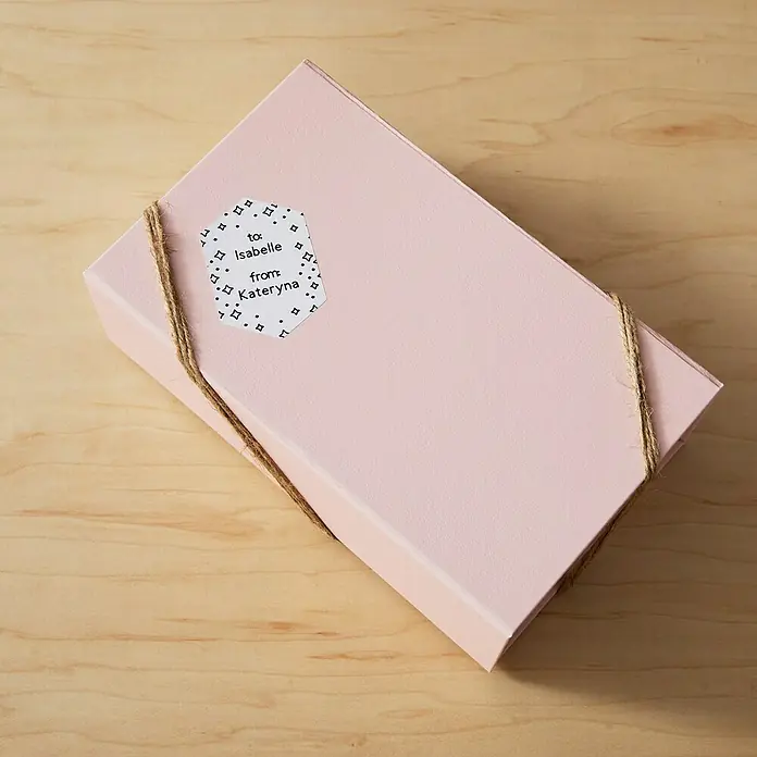 Cricut Joy Xtra Vinylfolie Smart Label Ablösbar - 3 Stk., Weiß, 24,1 x 33 cm - Geschenkbox in Rosa mit einer Schnur und einem Etikett mit der Aufschrift "Für Isabelle, von Kateryna", perfekt für eine besondere Überraschung.