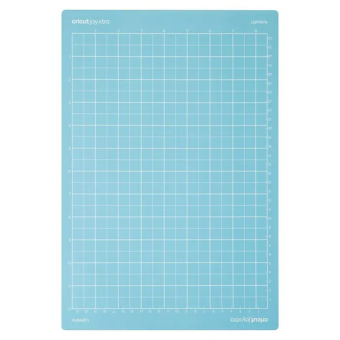 Cricut Joy Xtra Schneidematte LightGrip - Hellblau, L x B: 30,5 x 21,6 cm, Passend für: Cricut Joy Xtra™ - Nahaufnahme einer hellblauen Cricut Joy Xtra Schneidematte mit einem hellen Raster und nummerierten Rändern für präzise Zuschnitte.