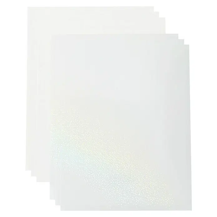 Cricut Aufkleber Set Holografisch Bedruckbar und Wasserfest - 5 Stk., Transparent Holografisch, 21 x 29,7 cm - Eine Nahaufnahme von mehreren schimmernden weißen Papierbögen, die übereinander gestapelt sind. Sie sind ideal für Bastelprojekte und Kunst.