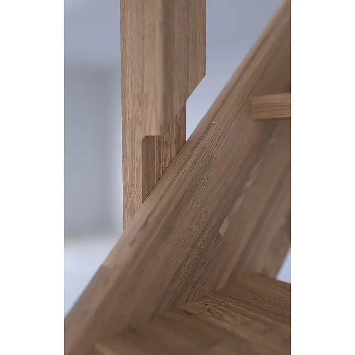Starwood Raumspartreppe RhodosBreite: 80 cm, Eiche, Geschosshöhe: 300 cm, 1/4-gewendelt links, Montageseite Geländer: Links, Geländer Holz/Edelstahl weiß, Ohne Setzstufen - Detailaufnahme einer Treppe aus hellem Holz, die die feine Verarbeitung und die natürliche Maserung des Materials hervorhebt.