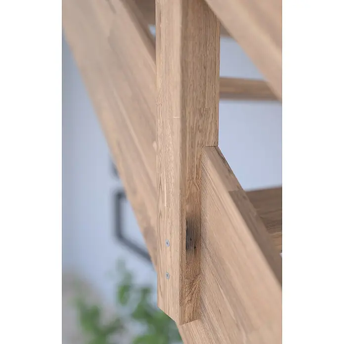 Starwood Raumspartreppe RhodosBreite: 80 cm, Eiche, Geschosshöhe: 300 cm, 1/4-gewendelt links, Montageseite Geländer: Links, Geländer Holz/Edelstahl weiß, Ohne Setzstufen - Nahaufnahme einer hellen Holztreppe mit sichtbaren Schrauben und Maserung, die die natürliche Holzstruktur hervorhebt.
