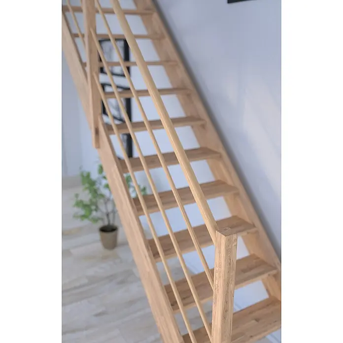 Starwood Raumspartreppe RhodosBreite: 80 cm, Eiche, Geschosshöhe: 300 cm, 1/4-gewendelt links, Montageseite Geländer: Links, Designgeländer Holz/Holz, Ohne Setzstufen - Helle Holztreppe mit schlichtem Geländerdesign, ideal für moderne Innenräume, bietet eine Kombination aus Funktionalität und ästhetischem Reiz.