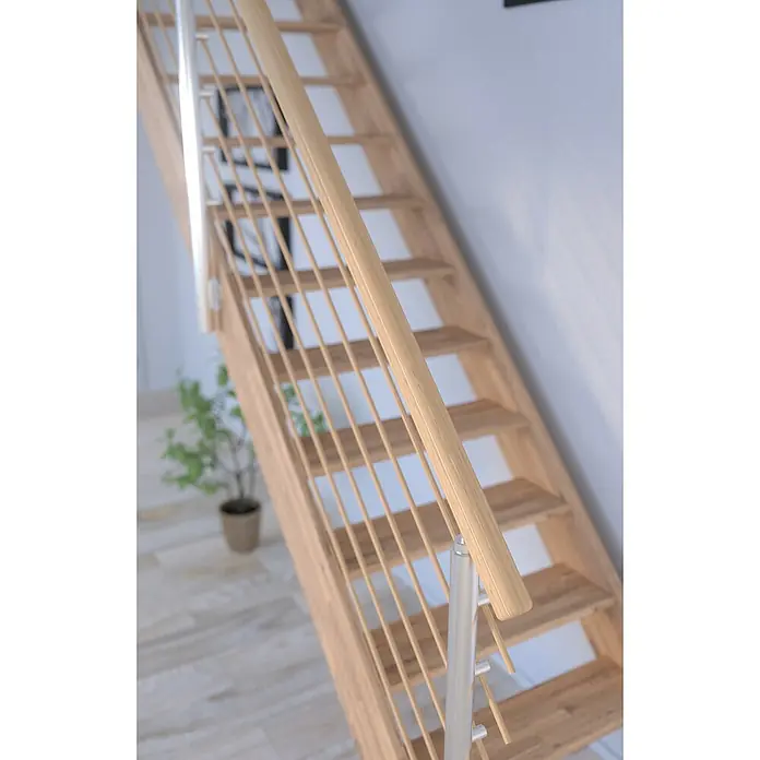 Starwood Raumspartreppe RhodosBreite: 84 cm, Eiche, Geschosshöhe: 300 cm, 1/4-gewendelt links, Montageseite Geländer: Wahlweise links/rechts, Designgeländer Holzrundstäbe, Mit Setzstufen - Detailaufnahme einer Holztreppe mit Edelstahlgeländer. Die Treppe ist hell und modern gestaltet und bietet einen sicheren Aufgang.
