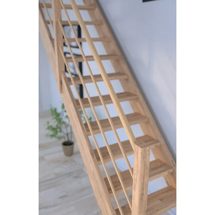 Starwood Raumspartreppe Mykonos - Breite: 81 cm, Eiche, Geschosshöhe: 280 cm, Gerade, Montageseite Geländer: Rechts, Designgeländer Holz/Holz, Ohne Setzstufen - Holztreppe mit Geländerstäben, die ein minimalistisches und helles Design im Innenraum präsentiert. Die natürliche Holzfarbe betont die Einfachheit.