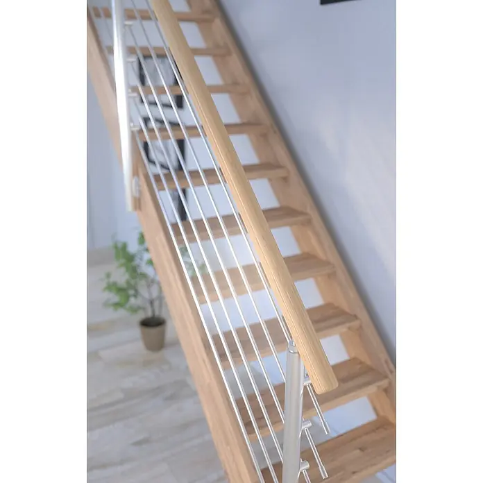 Starwood Raumspartreppe Mykonos - Breite: 85 cm, Eiche, Geschosshöhe: 280 cm, Gerade, Montageseite Geländer: Wahlweise links/rechts, Designgeländer Edelstahl, Mit Setzstufen - Nahaufnahme einer Holztreppe mit Edelstahlgeländer, die modernes Design und natürliche Materialien vereint.