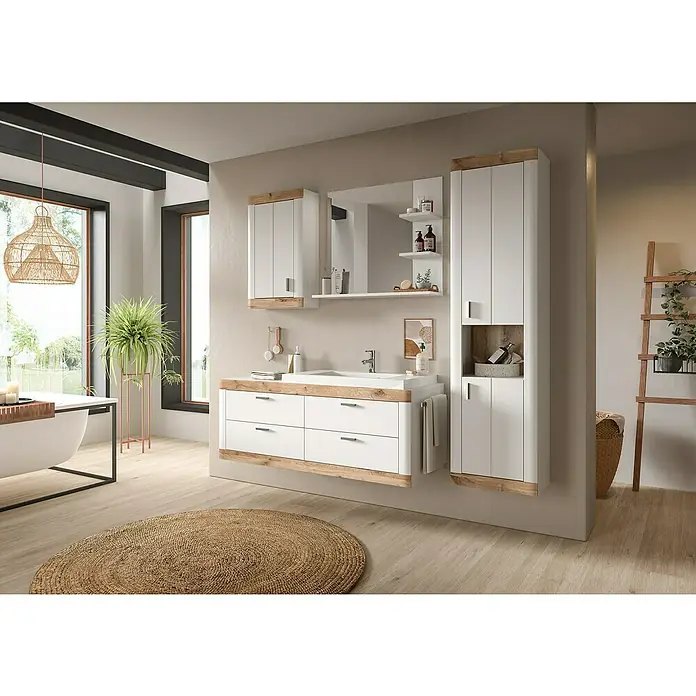xonox.home Laredo Hängeschrank Laredo - B x T x H: 45 x 30 x 172 cm, Weiß/Eiche - Helles Badezimmer-Interieur mit einem Waschtisch mit weißen Schubladen und Holzrahmen, einem Spiegel und einem hohen Schrank.