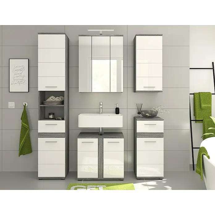 xonox.home Blake Badmöbel-Set Blake - 164 cm, Weiß/Rauchsilber, Glänzend, Ohne Beleuchtung, 5 -tlg. - Ein Badezimmer-Interieur mit einem Spiegelschrank, einem Waschbeckenunterschrank und zwei Hochschränken in Weiß und Grau.