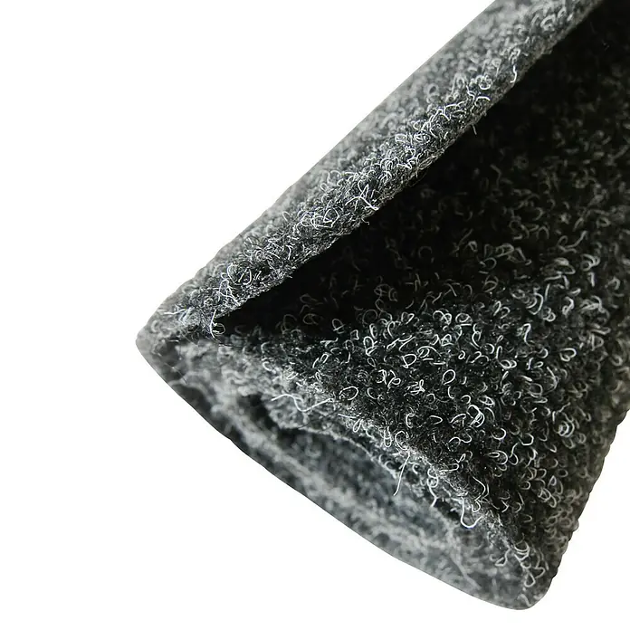 Alfombra exterior ignífuga barbacoa - Gris - Primer plano de una tira de alfombra negra, destacando la textura y los detalles del material. Ideal para proyectos de mejora del hogar.