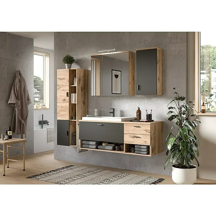 xonox.home Grado Badmöbel-Set Grado - 203 cm, Nox Oak, Matt - Badezimmer-Interieur mit modernem Waschtischunterschrank in Holzoptik, grauem Schubladenelement und passendem Spiegelschrank.