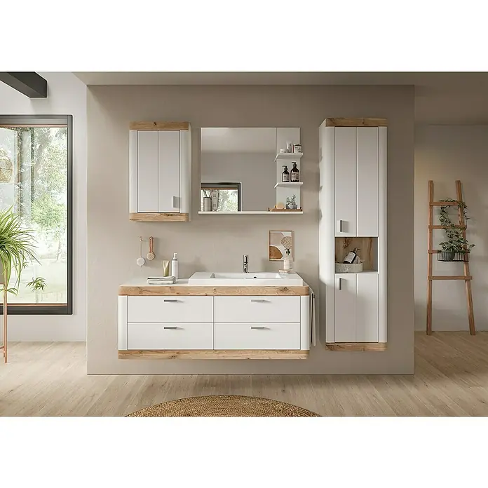 xonox.home Laredo Hängeschrank Laredo - B x T x H: 45 x 30 x 172 cm, Weiß/Eiche - Ein modernes Badezimmer-Set mit weißen Schränken und Waschtisch mit Holzdetails, ergänzt durch einen Spiegel und eine Leiter mit Dekoration.
