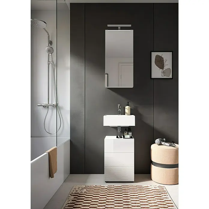 xonox.home Vira Badmöbel-Set Vira - 38 cm, Weiß, Glänzend, Ohne Beleuchtung - Modernes Badezimmer mit einem weißen Waschtischunterschrank, Spiegel und Dusche. Der Waschtisch ist kompakt und stilvoll.