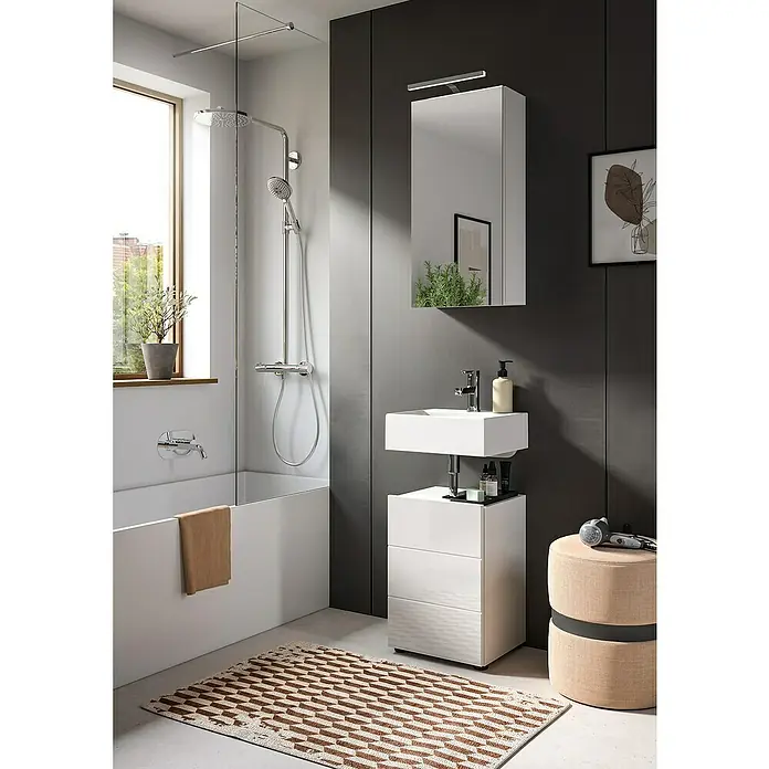 xonox.home Vira Badmöbel-Set Vira - 38 cm, Weiß, Glänzend, Mit Beleuchtung - Elegantes Badezimmer-Interieur mit modernem Waschbeckenunterschrank, stilvollem Spiegel und einer komfortablen Duschkabine.