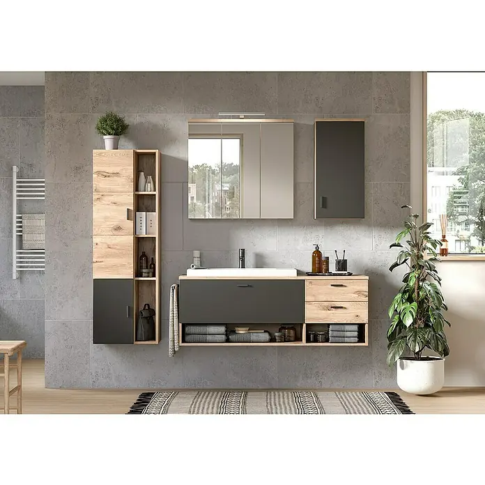xonox.home Grado Badmöbel-Set Grado - 203 cm, Nox Oak, Matt - Ein Badezimmer mit einem modernen Waschtisch in Grau und Holzoptik, ergänzt durch einen Spiegelschrank und einen seitlichen Hochschrank.