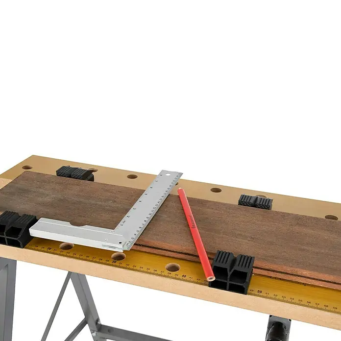 Werkbank Klappbar - L x B: 63,5 x 60,6 cm, Arbeitshöhe: 76 cm, Belastbarkeit: 150 kg - Bild einer Werkbank mit Holz, Winkel und Bleistift. Ideal für Handwerker und Heimwerker, die präzise arbeiten möchten.