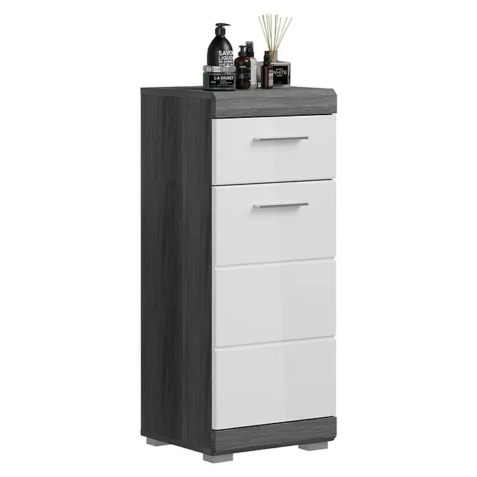 xonox.home Scout Unterschrank Scout - B x T x H: 37 x 31 x 88 cm, Weiß/Rauchsilber - Aufnahme einer Kommode mit vier Schubladen, platziert vor einem neutralen Hintergrund und mit verschiedenen Pflegeprodukten auf der Oberfläche.