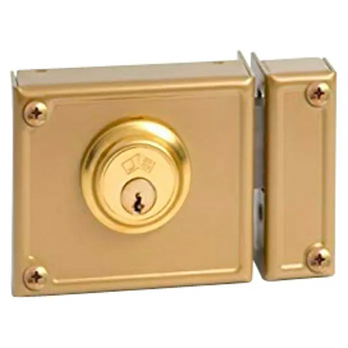 JiS Cerradura con cerrojo 11-10 - Tipo de bloqueo: Cerradura de bombín, DIN-derecha, Puerta exterior - Se muestra una cerradura de superficie dorada con un agujero para la llave y tornillos en las esquinas. La cerradura está diseñada para seguridad adicional.