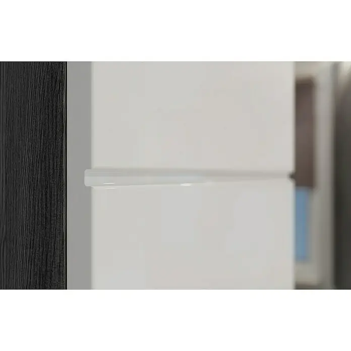 xonox.home Scout Badmöbel-Set Scout - 60 cm, Weiß/Rauchsilber, Glänzend, 2 Schubladen - Detailaufnahme eines eleganten, weißen Schrankes mit einem minimalistischen Griff und einer dunklen Holzseitenwand.