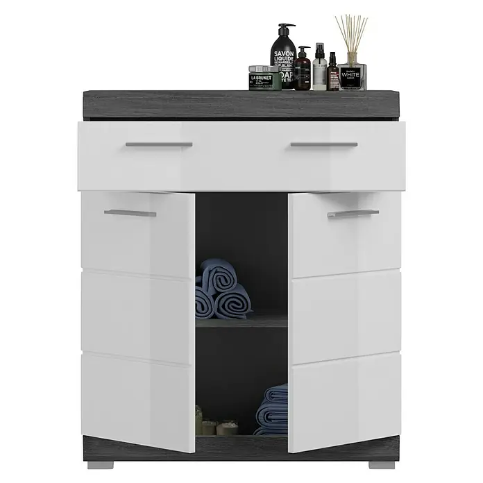 xonox.home Scout Highboard Scout - B x T x H: 74 x 31 x 88 cm, Weiß/Rauchsilber - Das Bild zeigt einen Badezimmerschrank mit offenen Türen, Handtüchern und verschiedenen Pflegeprodukten auf der Oberseite.
