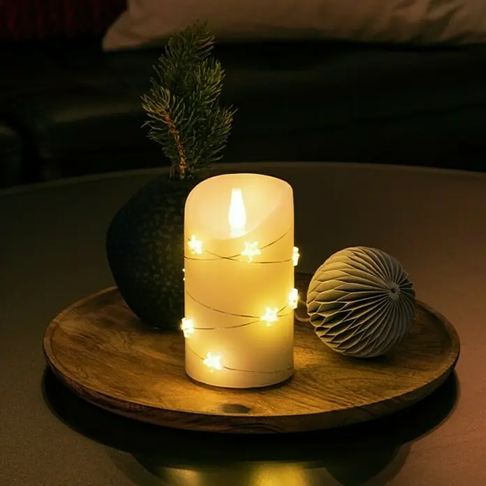 Konstsmide LED-Kerze - Cremeweiß, Ø x H: 7,5 x 13,5 cm, Echtwachs - Stimmungsvolle LED-Kerze mit Sternenlichterkette, kombiniert mit einer kleinen Tanne und Dekokugel auf einem Holztablett für gemütliche Stunden.