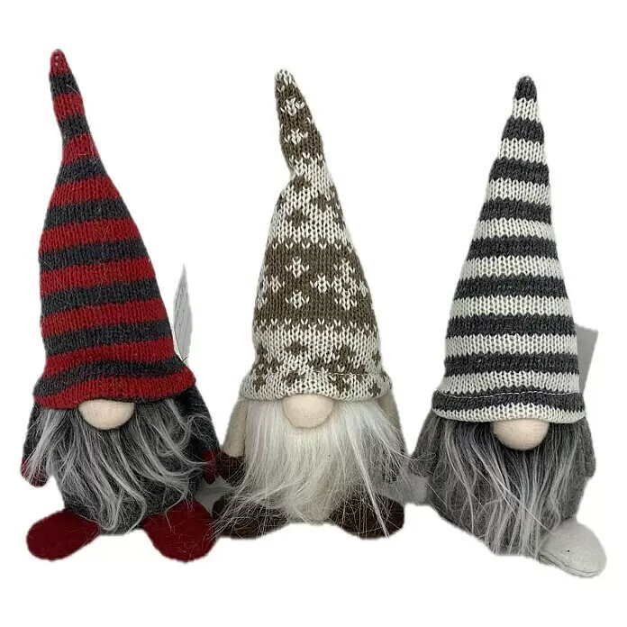 Dekofigur Mini Wichtel - L x B x H: 7,7 x 6,7 x 18 cm, Textil, Weihnachtswichtel - Drei Plüsch-Wichtel mit gestrickten Mützen in Rot/Grau-Streifen, Braun/Weiß-Muster und Grau/Weiß-Streifen, mit weißen oder grauen Bärten und passenden Füßen.