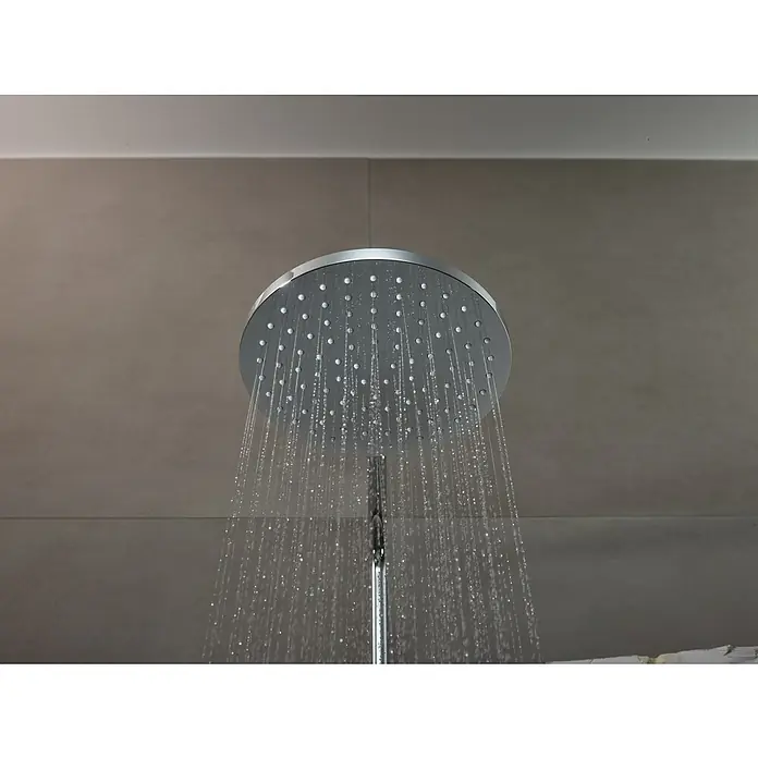 Hansgrohe Vernis Blend Duschsystem 200 Eco - Durchflussmenge: 6,8 l/min, Chrom - Der runde Duschkopf aus Chrom ist mit vielen kleinen Düsen ausgestattet, aus denen Wasser strömt, für ein entspannendes Duscherlebnis.