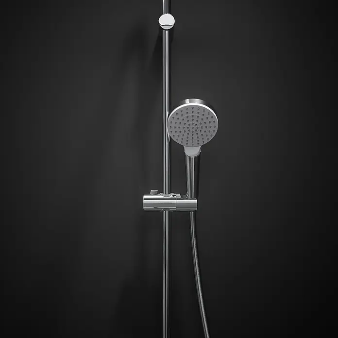 Hansgrohe Crometta Conjunto de ducha - Número de tipos de chorro: 1 ud., Cromo - Primer plano de una moderna barra de ducha con un cabezal redondo y detalles cromados brillantes sobre un fondo oscuro.