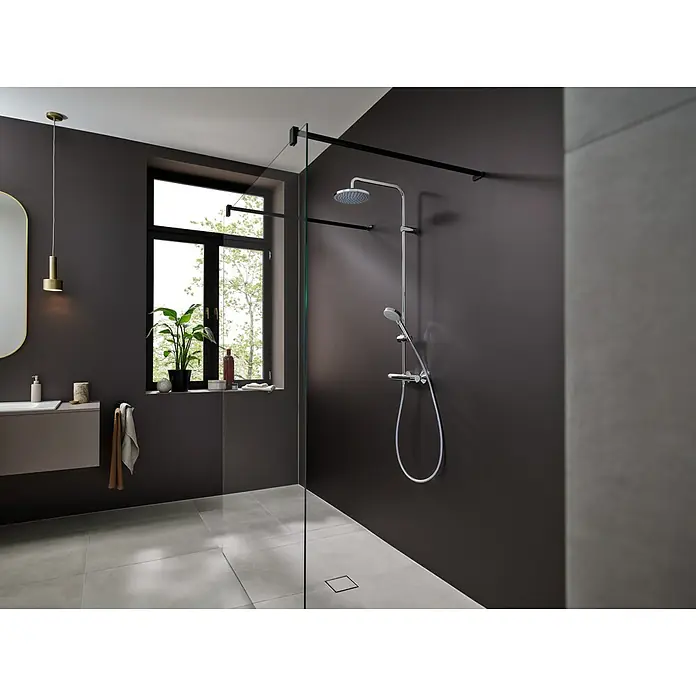 Hansgrohe Vernis Blend Duschsystem 200 Eco - Durchflussmenge: 6,8 l/min, Chrom - Duscharmatur mit Stabbrause und Regendusche im modernen Badezimmer mit dunklen Wänden. Silberne Armatur für ein entspannendes Duscherlebnis.