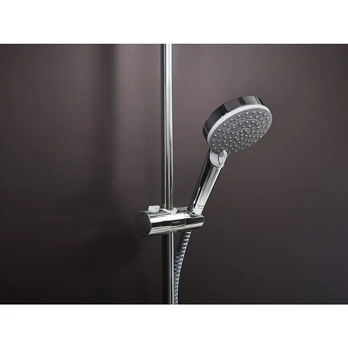 Hansgrohe Vernis Blend Duschsystem 200 Eco - Durchflussmenge: 6,8 l/min, Chrom - Nahaufnahme eines verchromten Handbrause-Sets von Hansgrohe vor einem dunklen Hintergrund.