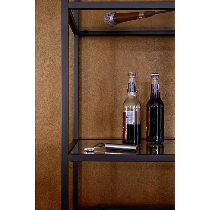 SCHÖNER WOHNEN-Farbe Trendstruktur Dekoputz-Set Rost-Optik - 6 -tlg. - Regal mit zwei dunklen Bierflaschen, einem Flaschenöffner und einem Mikrofon auf dem obersten Brett vor einem goldenen Hintergrund.