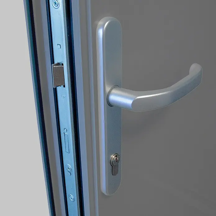 Splendoor Haustür Premium Kiel - 100 cm x 210 mm, DIN Anschlag: Rechts, Graualuminium - Nahaufnahme eines silbernen Türgriffs mit Schloss und einem Metalleinsatz an einer Tür.