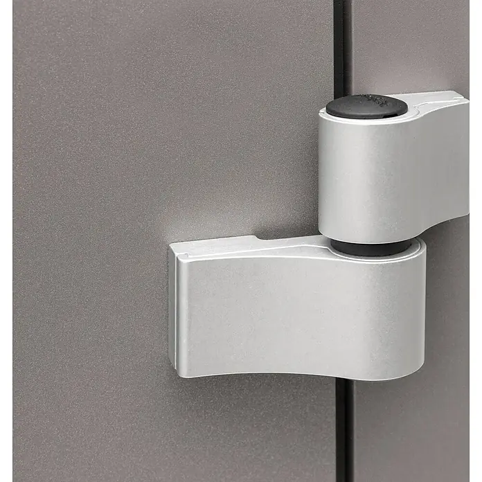 Splendoor Haustür Premium Kiel - 100 cm x 210 mm, DIN Anschlag: Rechts, Graualuminium - Nahaufnahme eines silbernen Türbandes an einer grauen Tür. Das Türband ist ein wichtiges Detail für Funktion und Design der Tür.